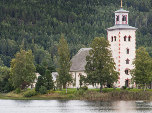 standard-vandring-lillsjönrunt-gräsmark-kyrka-03
