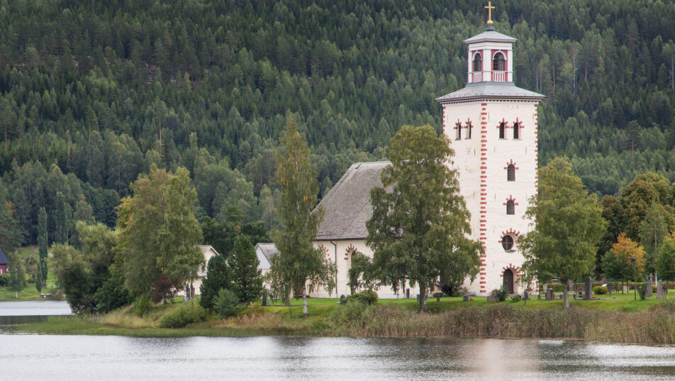 standard-vandring-lillsjönrunt-gräsmark-kyrka-03