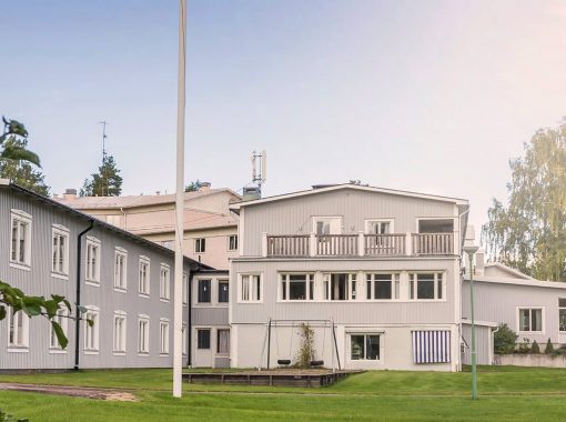 Hotell Frykenstrand, tre våningar högt med grå träfasad.