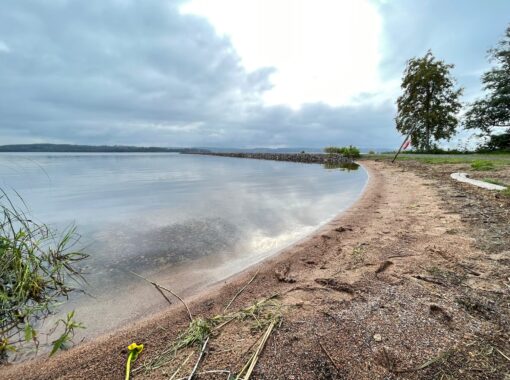 Badplats med brygga i Västra Ämtervik